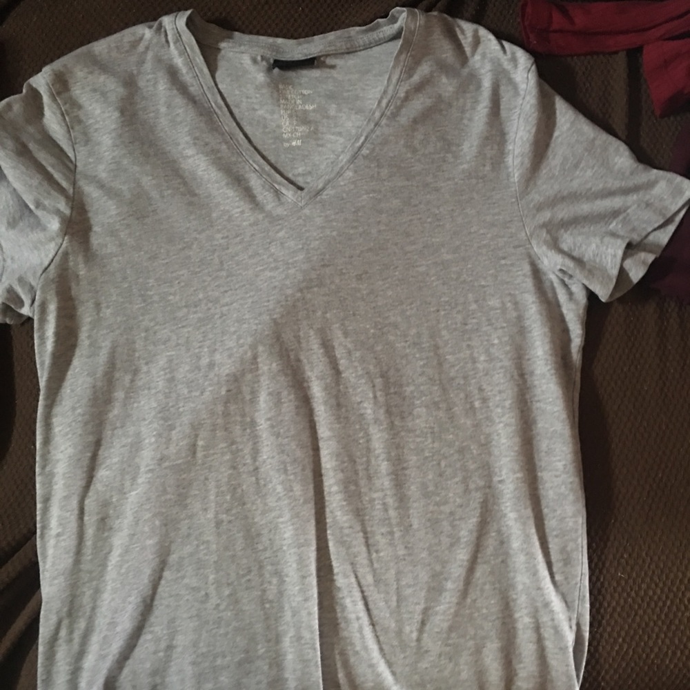 gray H&M shirt